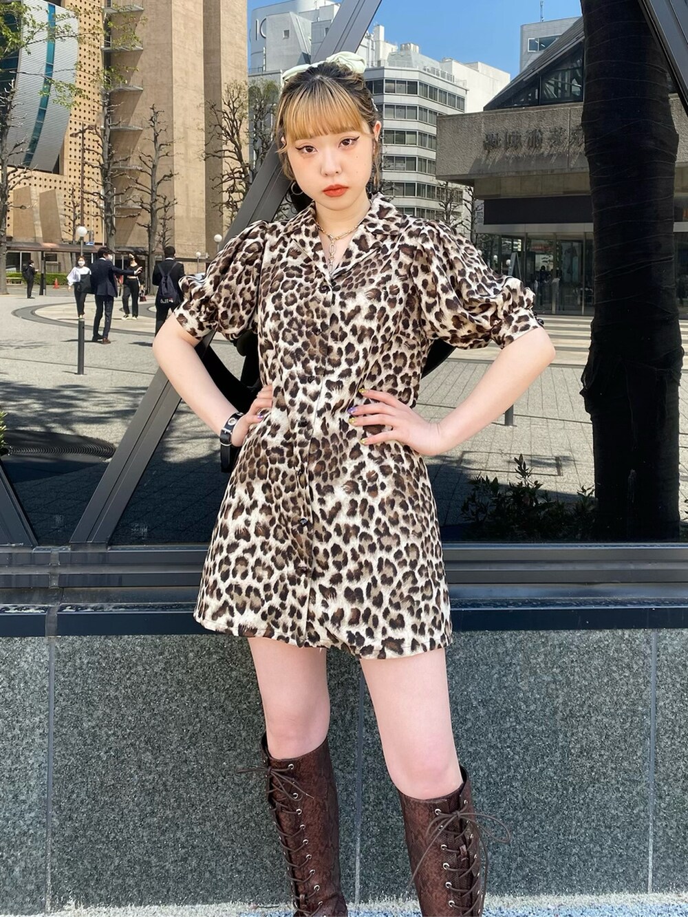 ブラウン系のワンピースを着用したレディースの春コーディネートの2枚目の写真