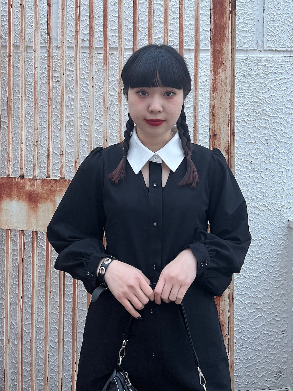 ブラック系のワンピース、ブラック系のブーツを着用したレディースの冬コーディネートの5枚目の写真