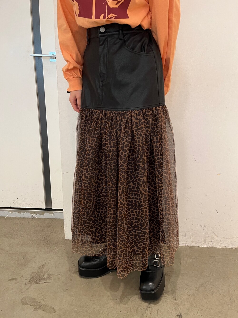 その他のスカート、ブラック系のブーツ、ブルー系のハットを着用したレディースの冬コーディネートの4枚目の写真