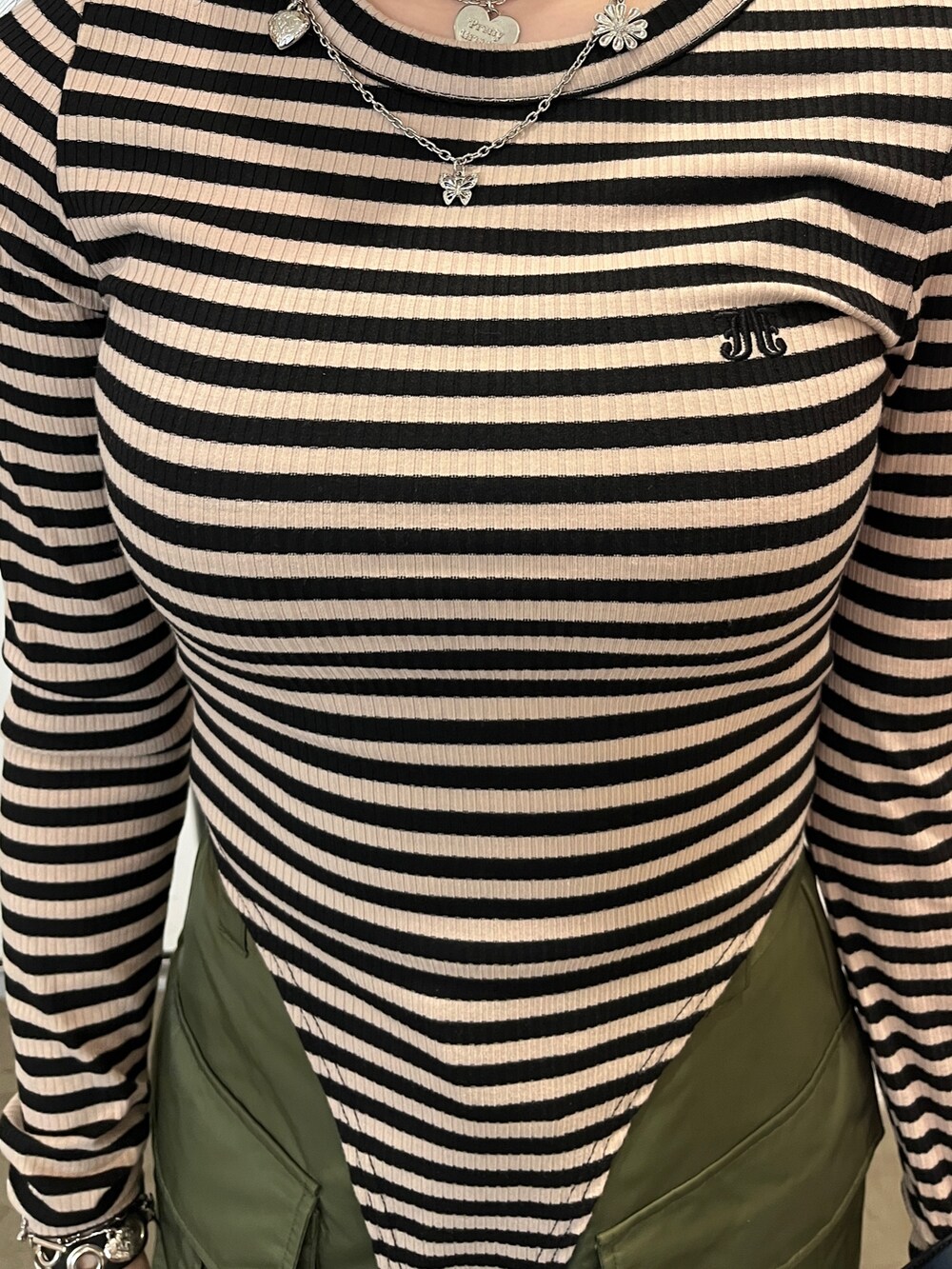 ブルー系のTシャツ/カットソー、ピンク系のその他パンツ、ブラック系のハンドバッグを着用したレディースの夏コーディネートの7枚目の写真