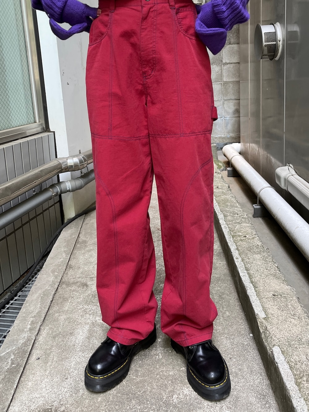 ホワイト系のTシャツ/カットソー、レッド系のその他パンツ、ブラック系のその他シューズを着用したレディースの春コーディネートの8枚目の写真