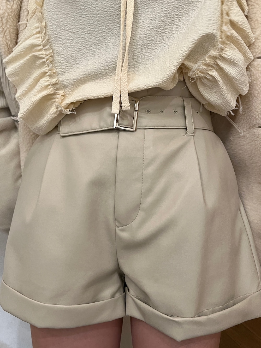 ホワイト系のシャツ/ブラウス、ホワイト系のブーツ、ホワイト系のその他アウターを着用したレディースの冬コーディネートの7枚目の写真