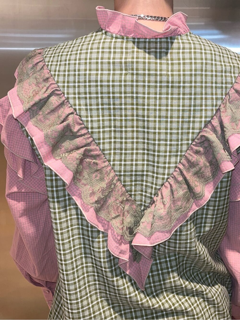 ブラック系のデニムパンツ、グリーン系のライダースジャケット、グリーン系のシャツ/ブラウスを着用したレディースの冬コーディネートの4枚目の写真