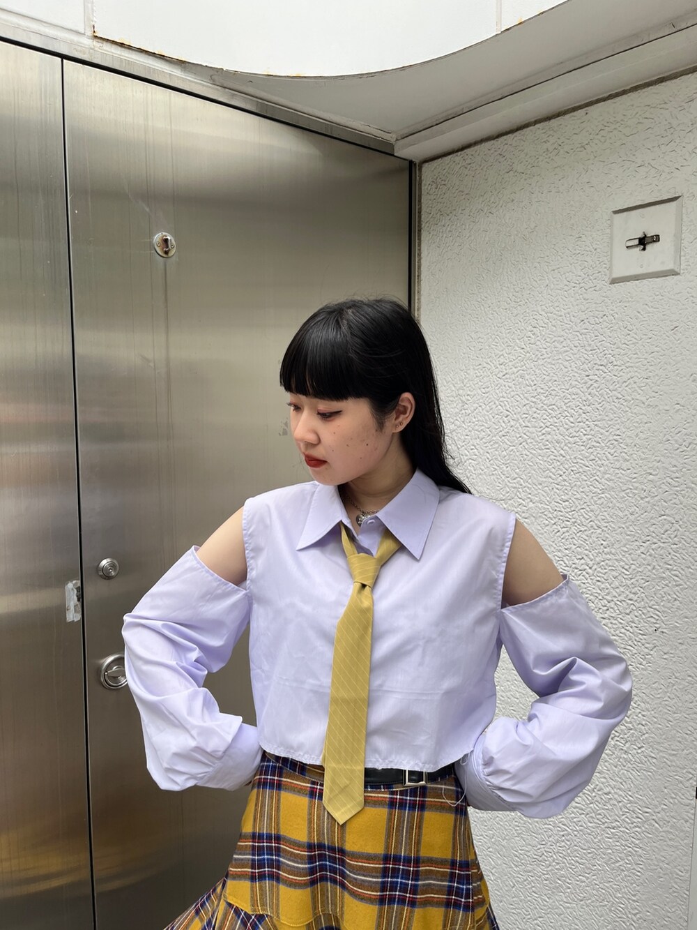 イエロー系のスカート、ブルー系のシャツ/ブラウス、ブラック系のその他シューズを着用したレディースの春コーディネートの5枚目の写真