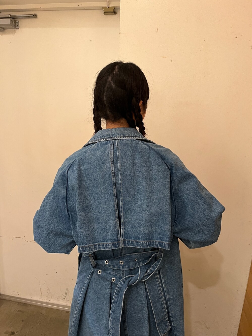 レッド系のその他パンツ、ブラック系のTシャツ/カットソー、ブルー系のトレンチコートを着用したレディースの冬コーディネートの8枚目の写真