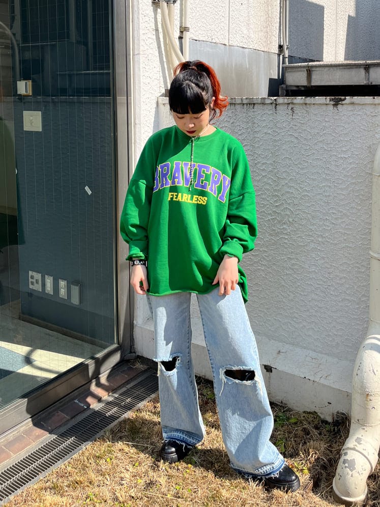 ブルー系のデニムパンツ、グリーン系のスウェットを着用したレディースの春コーディネートの2枚目の写真