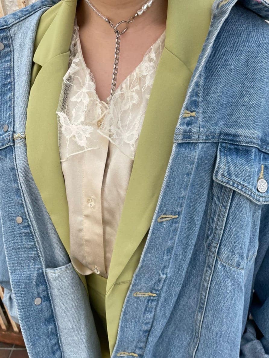 グリーン系のスラックス、ホワイト系のシャツ/ブラウス、グリーン系のテーラードジャケットを着用したレディースの春コーディネートの5枚目の写真