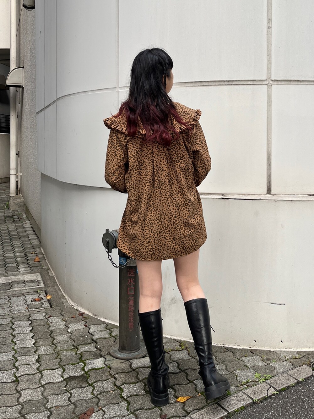 ブラウン系のシャツ/ブラウス、ホワイト系のTシャツ/カットソー、ブラック系のスカートを着用したレディースの冬コーディネートの3枚目の写真