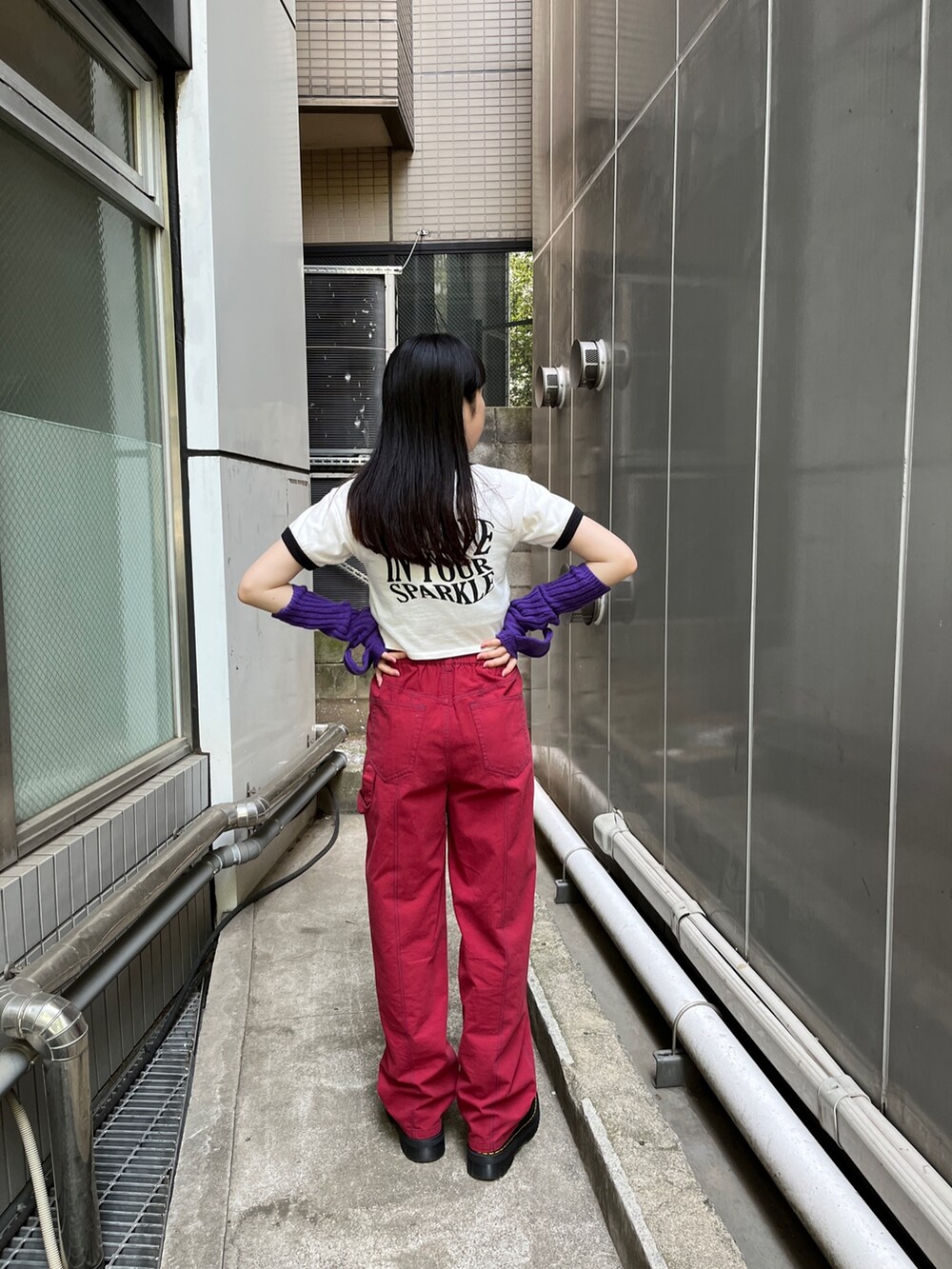 ホワイト系のTシャツ/カットソー、レッド系のその他パンツ、ブラック系のその他シューズを着用したレディースの春コーディネートの2枚目の写真