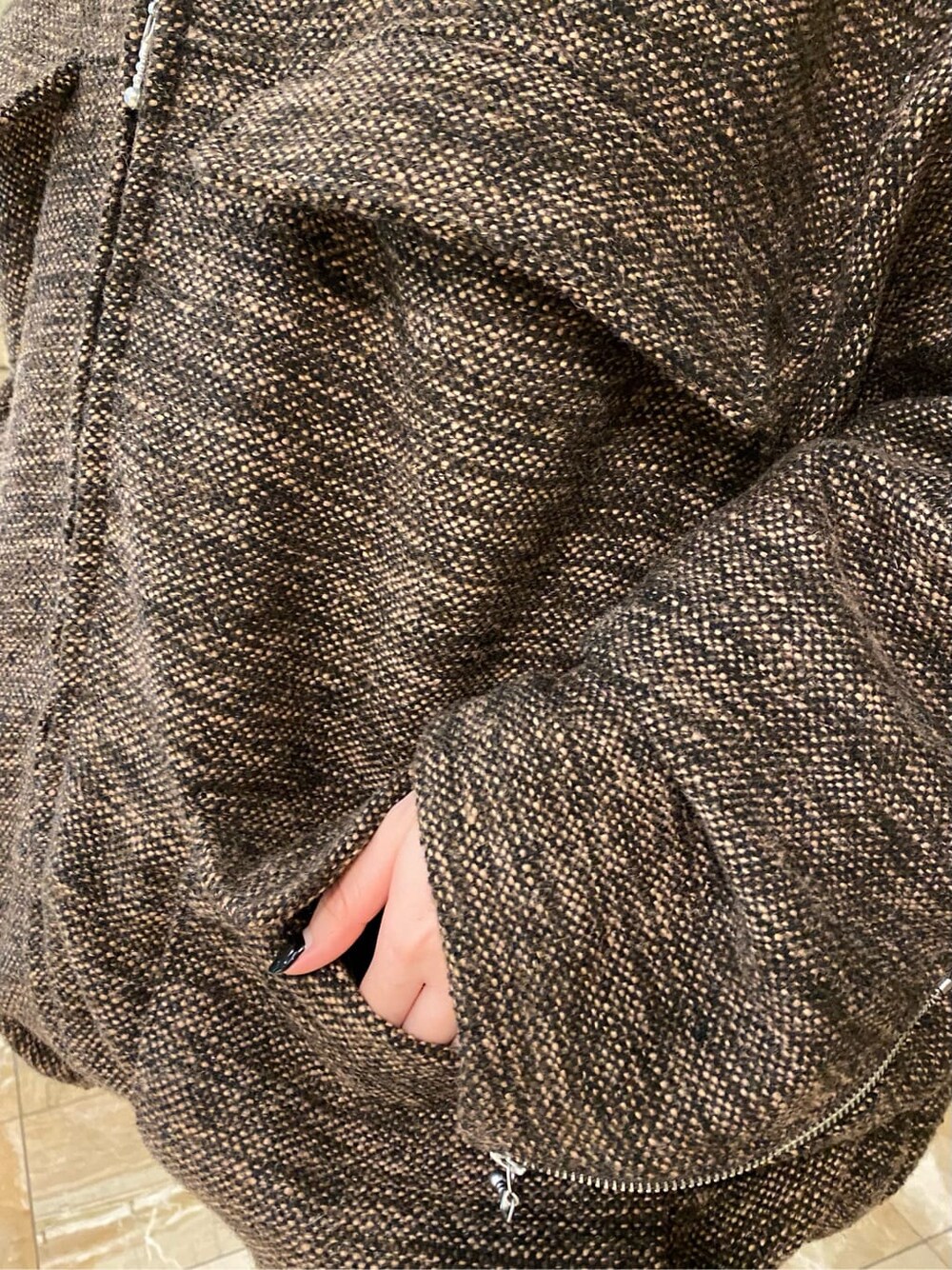 ブラウン系のブルゾンを着用したレディースの夏コーディネートの5枚目の写真