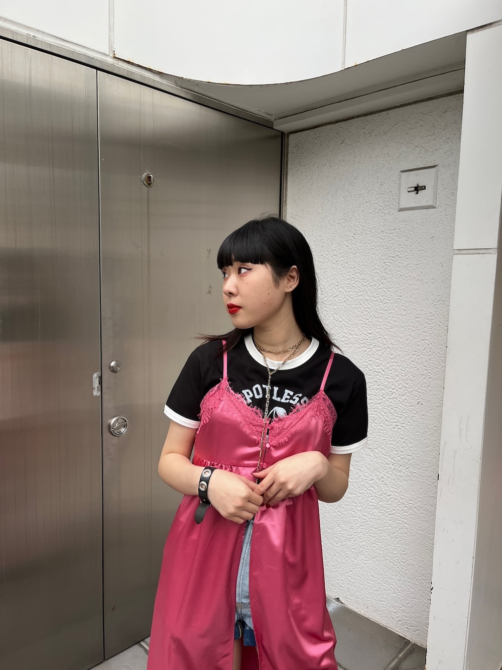 ピンク系のワンピース、ブラック系のブーツ、ブラック系のTシャツ/カットソーを着用したレディースの冬コーディネートの5枚目の写真