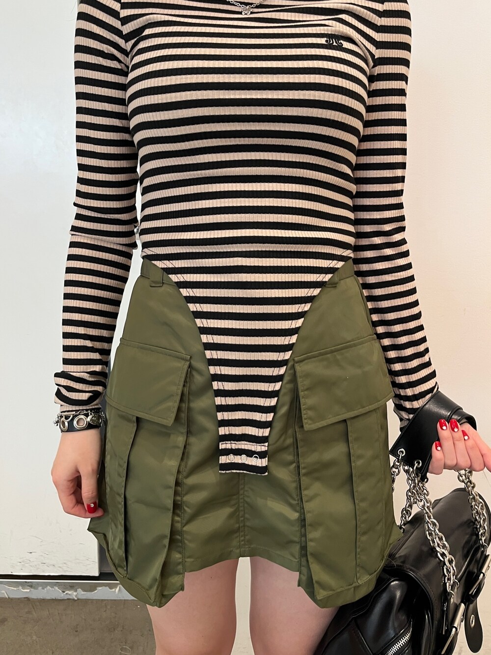 ブルー系のTシャツ/カットソー、ピンク系のその他パンツ、ブラック系のハンドバッグを着用したレディースの夏コーディネートの8枚目の写真