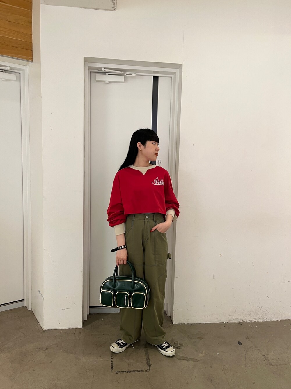 ブラック系のその他パンツ、レッド系のTシャツ/カットソーを着用したレディースの秋コーディネートの2枚目の写真