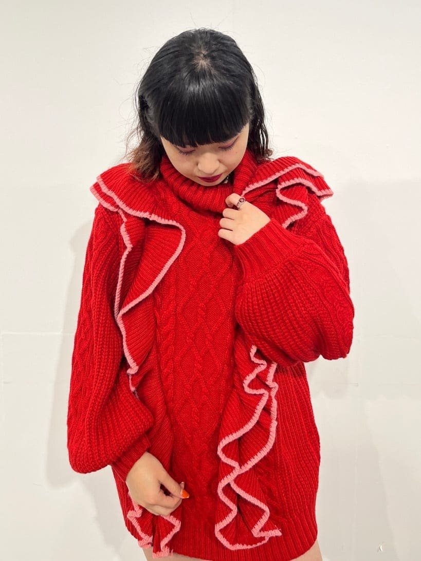 レッド系のニット/セーターを着用したレディースの秋コーディネートの3枚目の写真