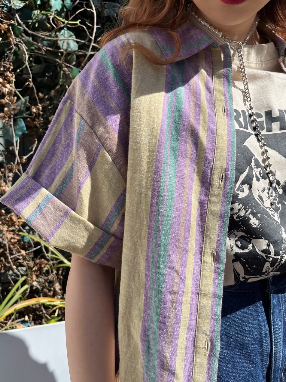 イエロー系のシャツ/ブラウス、ブルー系のその他パンツ、ホワイト系のTシャツ/カットソーを着用したレディースの春コーディネートの5枚目の写真