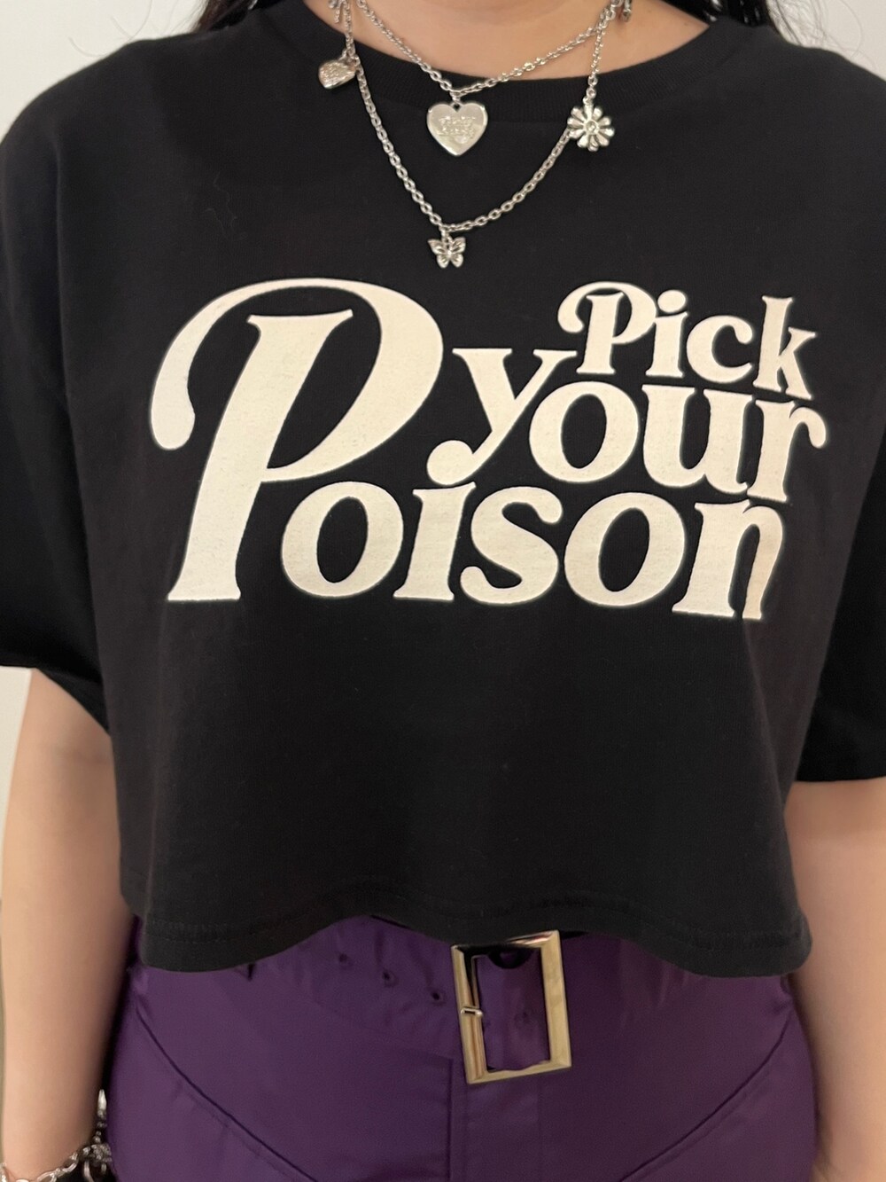 ピンク系のその他パンツ、ブラック系のその他シューズ、ブラック系のTシャツ/カットソーを着用したレディースの夏コーディネートの8枚目の写真