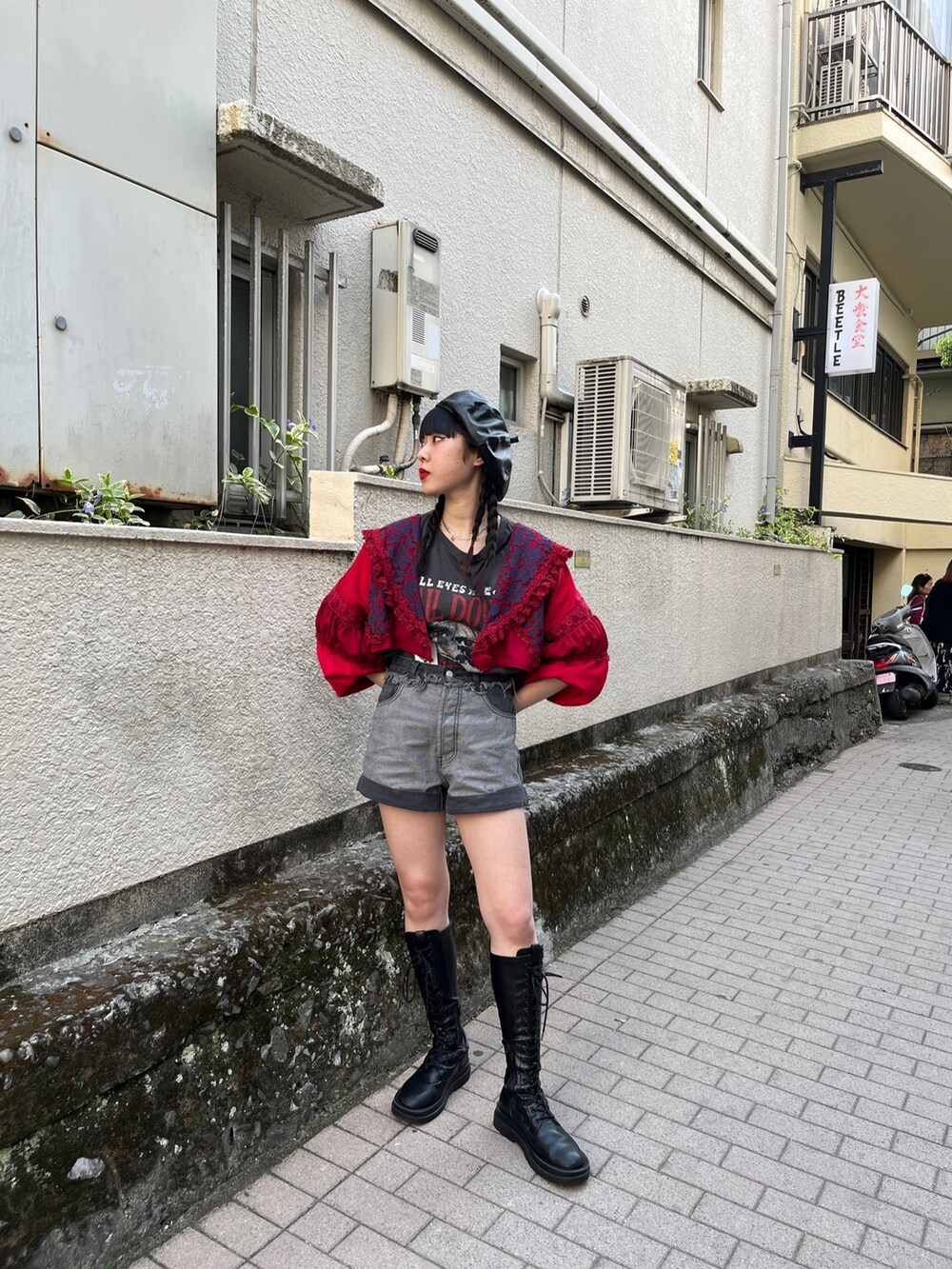 ブラック系のブーツ、ブルー系のデニムパンツ、ブラック系のTシャツ/カットソーを着用したレディースの春コーディネートの3枚目の写真