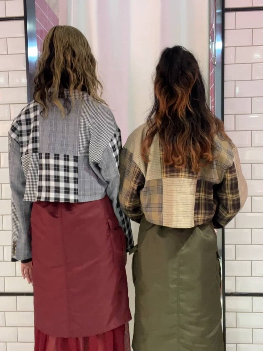 ベージュ系のスカート、レッド系のスカート、グレー系のその他アウターを着用したレディースの秋コーディネートの4枚目の写真