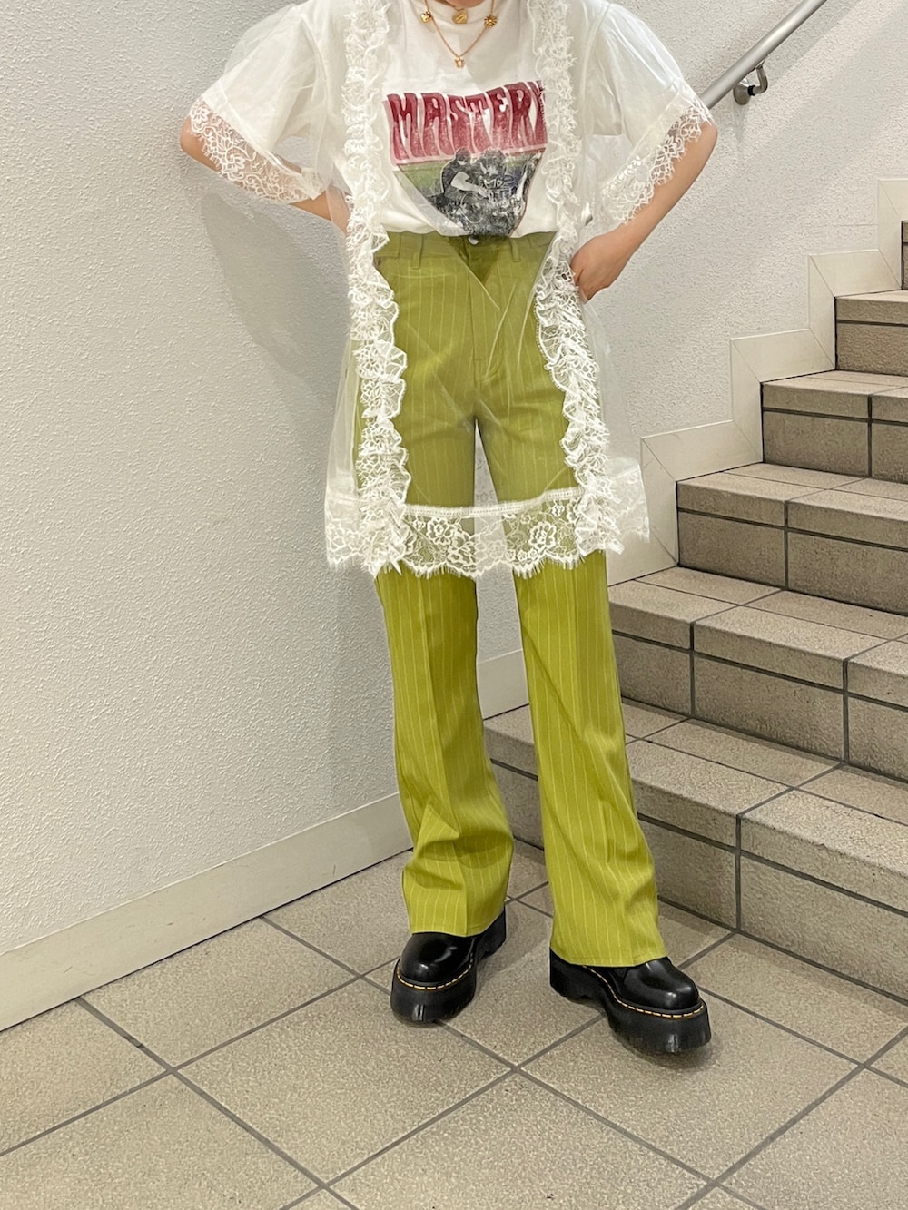 グリーン系のその他パンツ、ホワイト系のワンピース、ブラック系のその他シューズを着用したレディースの夏コーディネートの2枚目の写真