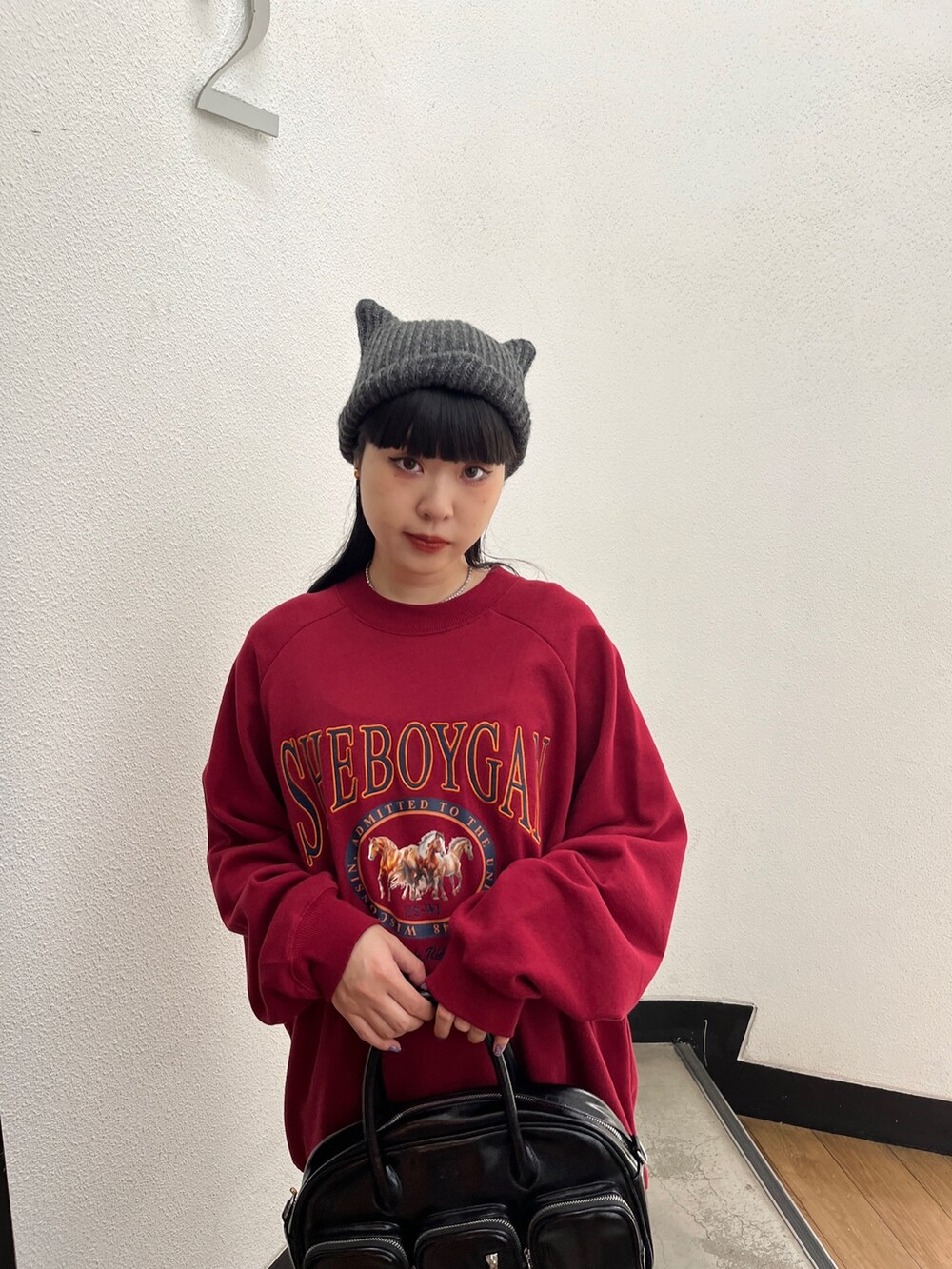 レッド系のスウェット、レッド系のその他パンツ、ブラック系のその他シューズを着用したレディースの秋コーディネートの7枚目の写真