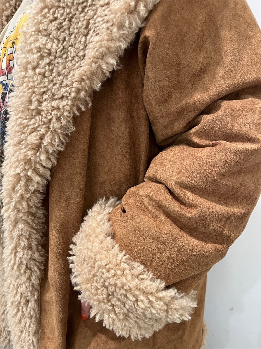 ブラウン系のその他アウター、ブルー系のワンピース、ホワイト系のTシャツ/カットソーを着用したレディースの秋コーディネートの10枚目の写真