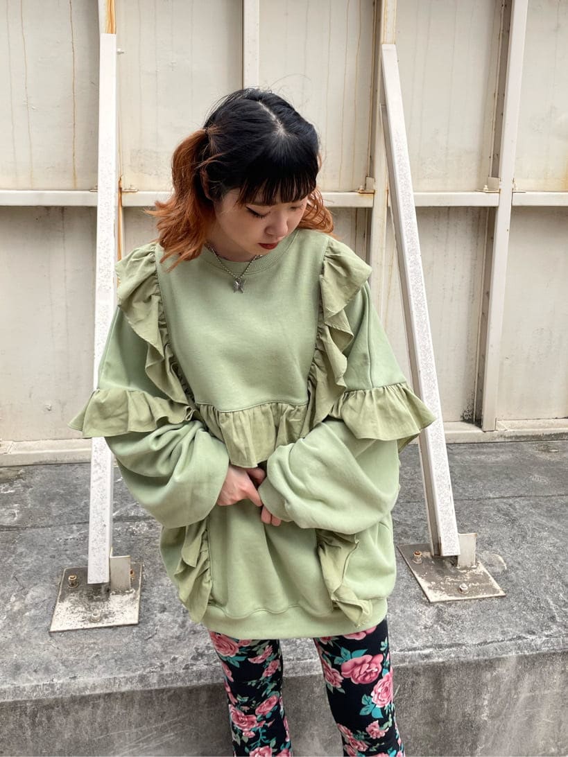 その他のその他パンツ、グリーン系のスウェットを着用したレディースの秋コーディネートの3枚目の写真