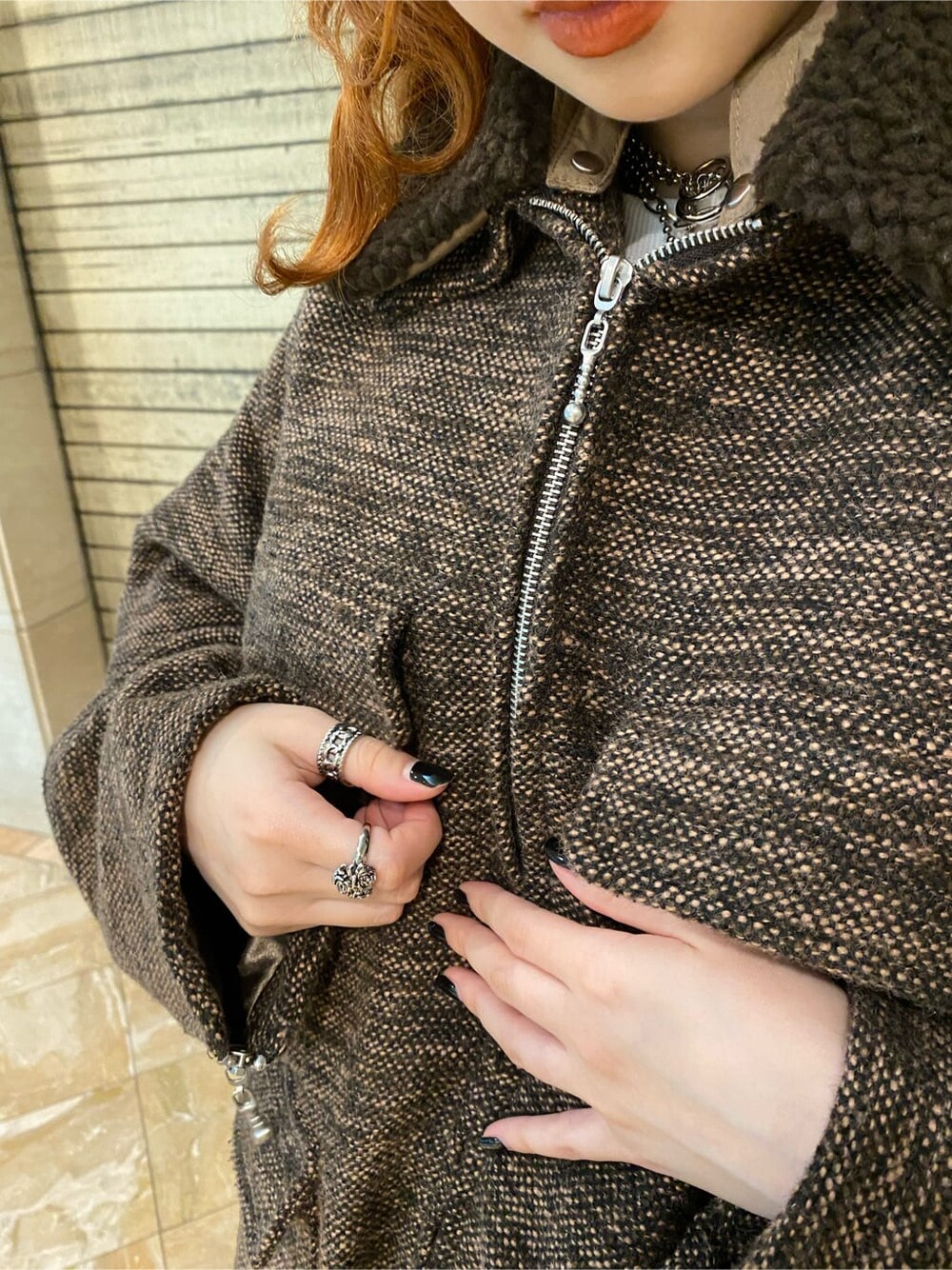 ブラウン系のブルゾンを着用したレディースの夏コーディネートの4枚目の写真