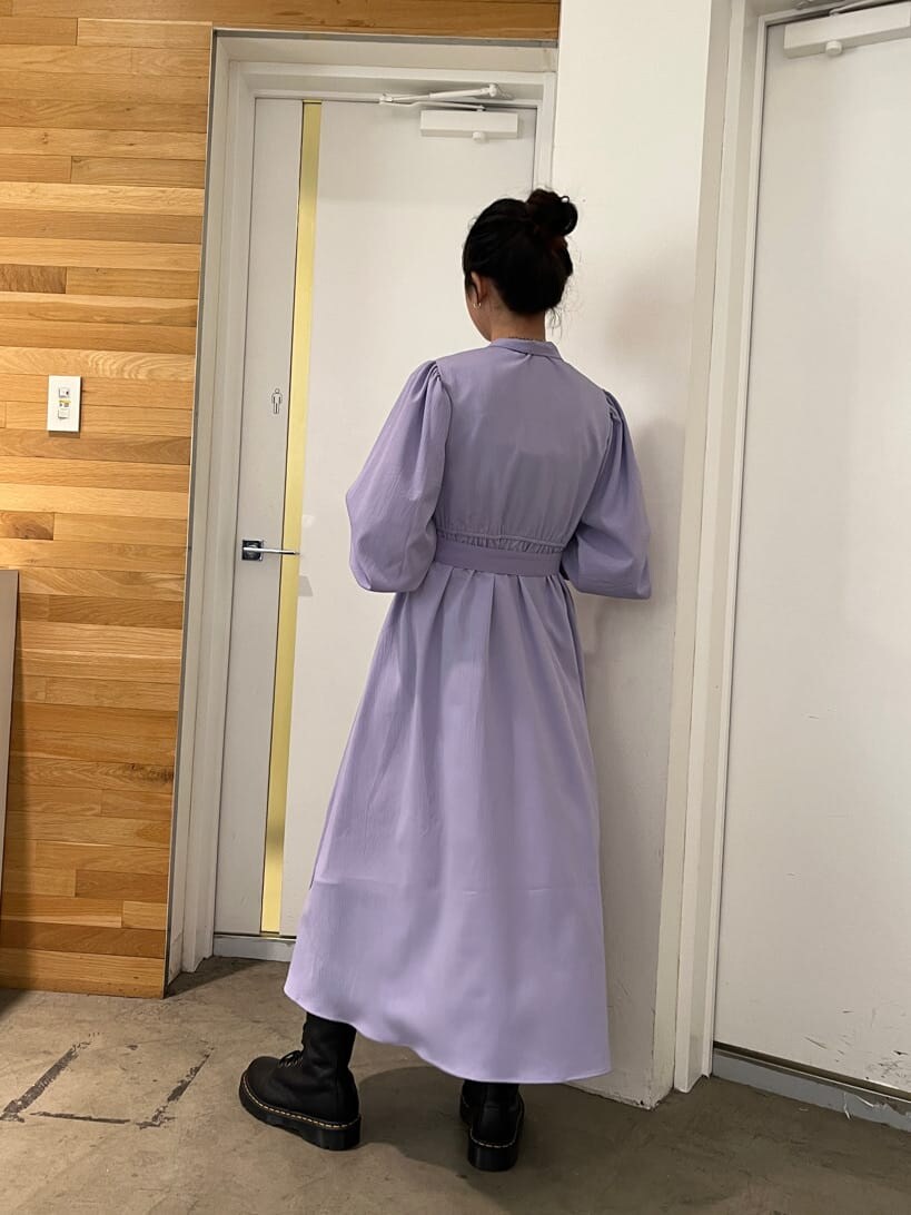 パープル系のワンピースを着用したレディースの秋コーディネートの2枚目の写真