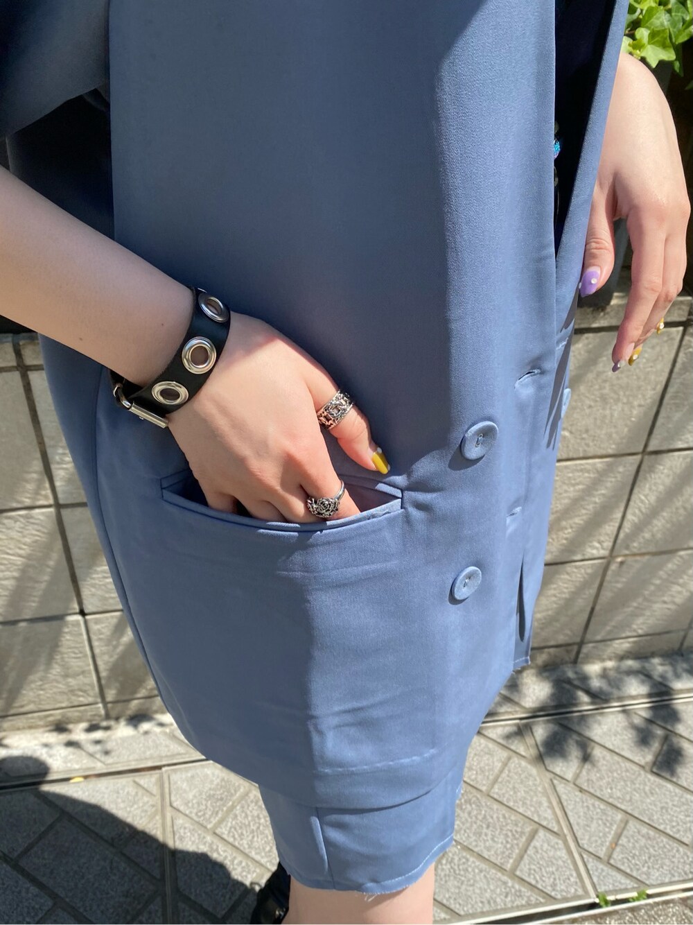 ブルー系のノーカラージャケット、ブルー系のその他パンツを着用したレディースの春コーディネートの7枚目の写真