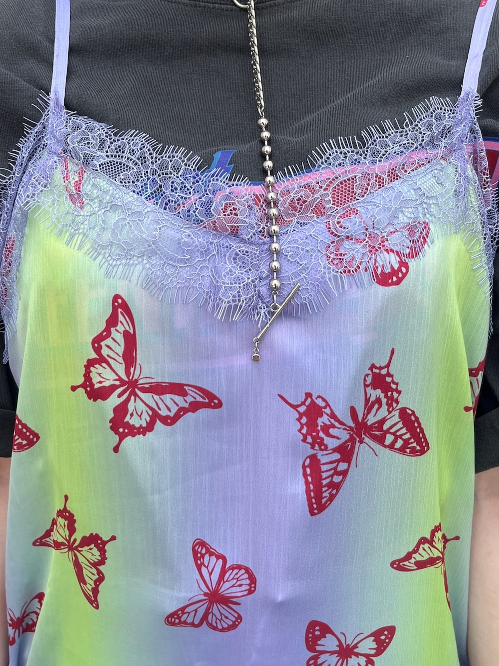 パープル系のワンピース、ブラック系のTシャツ/カットソー、ブラック系のブーツを着用したレディースの春コーディネートの6枚目の写真