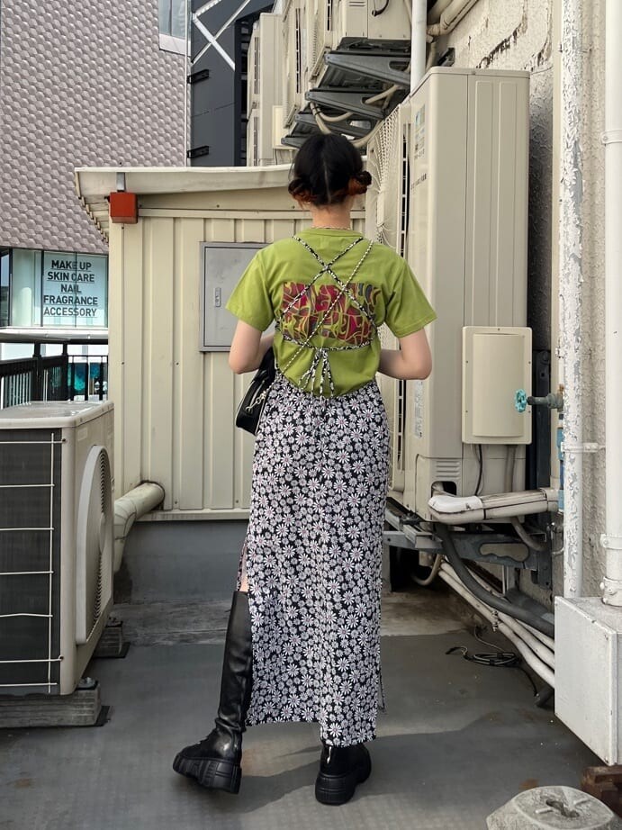 ブラック系のブーツ、グリーン系のTシャツ/カットソー、ブラック系のワンピースを着用したレディースの夏コーディネートの5枚目の写真