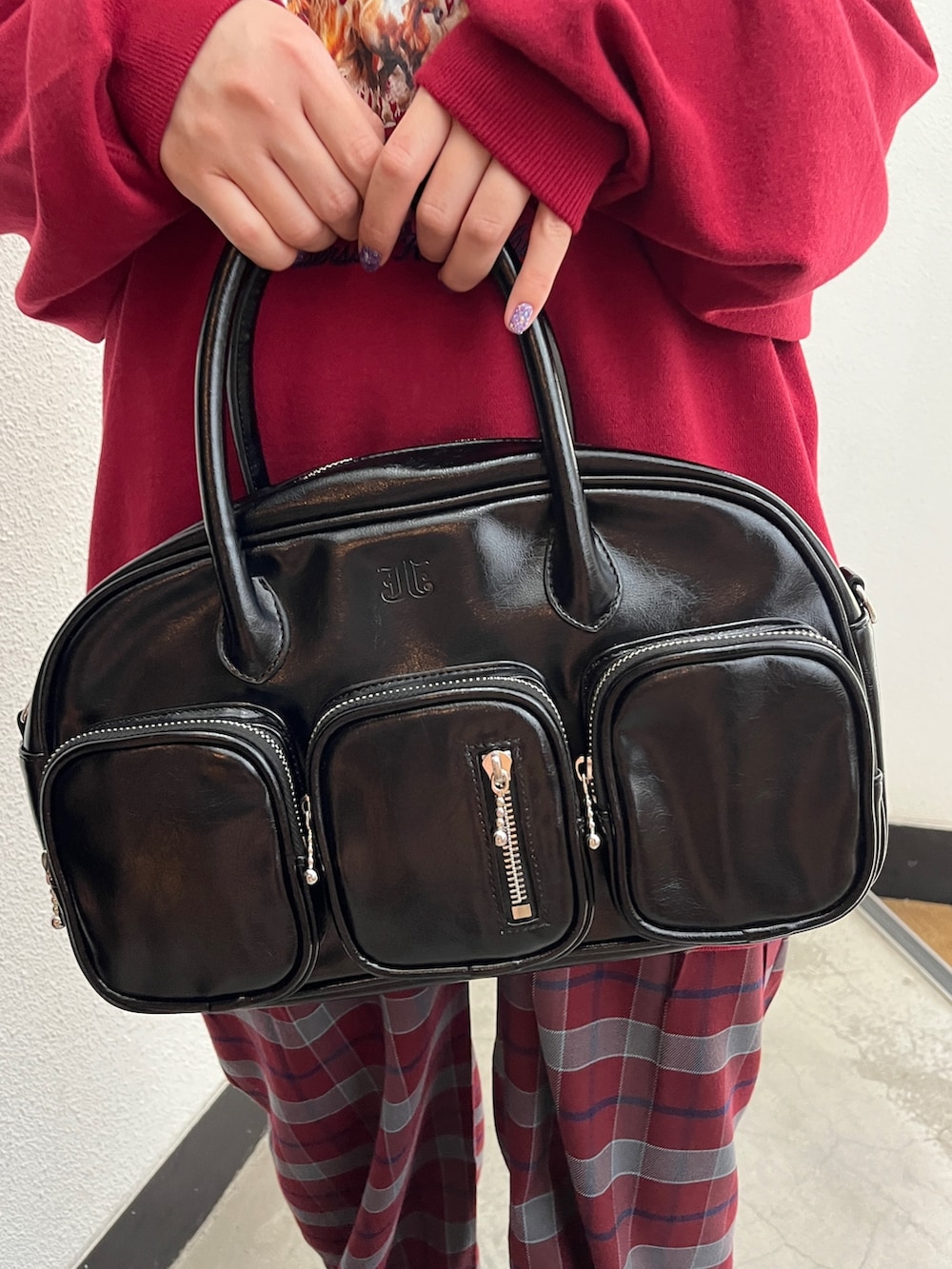 レッド系のスウェット、レッド系のその他パンツ、ブラック系のその他シューズを着用したレディースの秋コーディネートの9枚目の写真