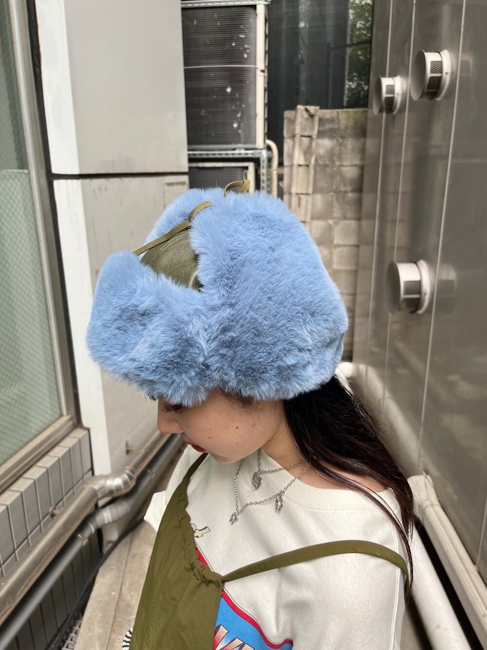 ホワイト系のTシャツ/カットソー、ブラック系のブーツ、ブラック系のアームカバーを着用したレディースの夏コーディネートの10枚目の写真