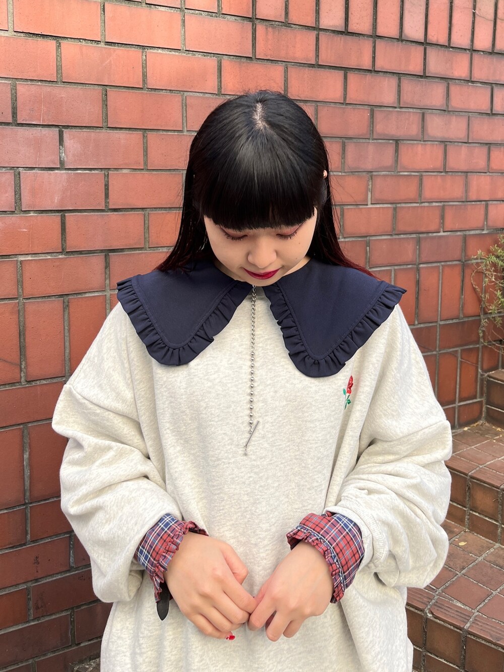 グレー系のTシャツ/カットソー、ブルー系のワンピース、ブラック系のブーツを着用したレディースの秋コーディネートの6枚目の写真