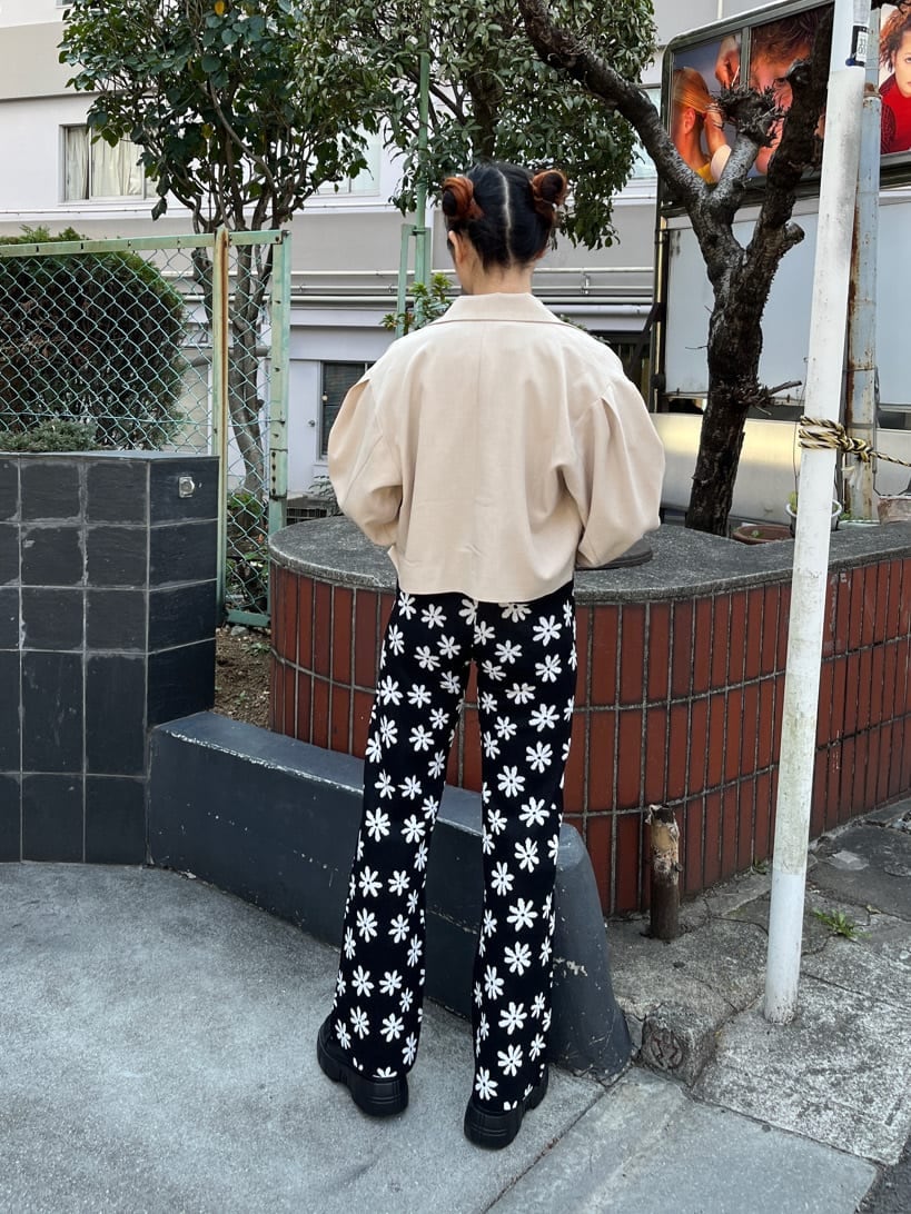 ブラック系のその他パンツ、ブラック系のブーツ、ホワイト系のテーラードジャケットを着用したレディースの春コーディネートの3枚目の写真