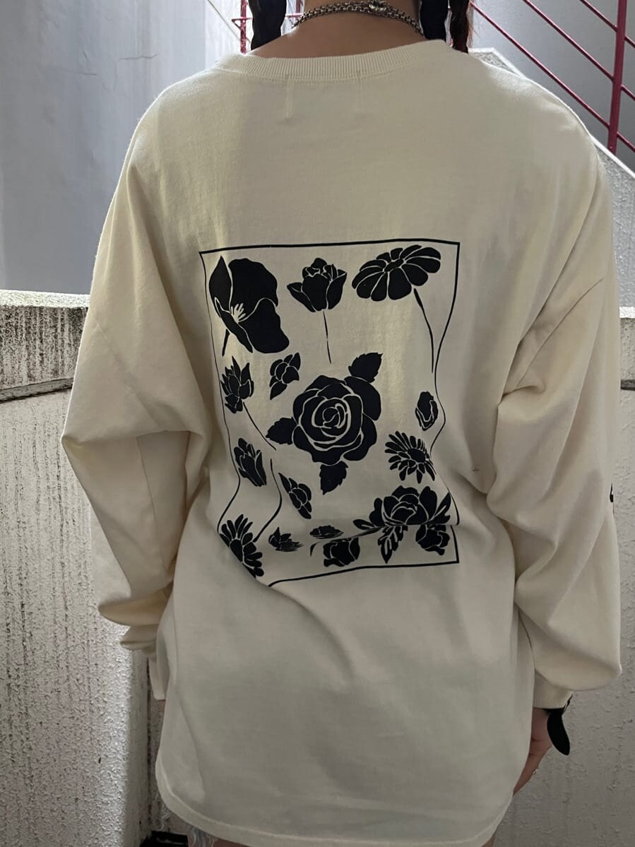 ホワイト系のTシャツ/カットソー、グレー系のカーディガン/ボレロを着用したレディースの秋コーディネートの9枚目の写真