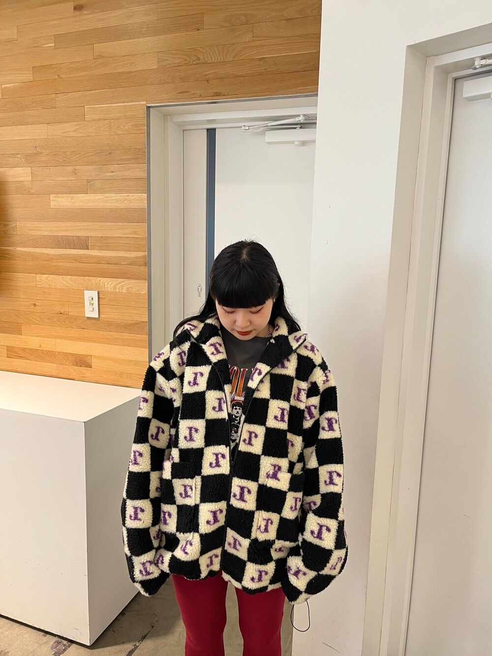 ブルー系のスウェット、ブラウン系のその他パンツ、ホワイト系のブルゾンを着用したレディースの秋コーディネートの3枚目の写真