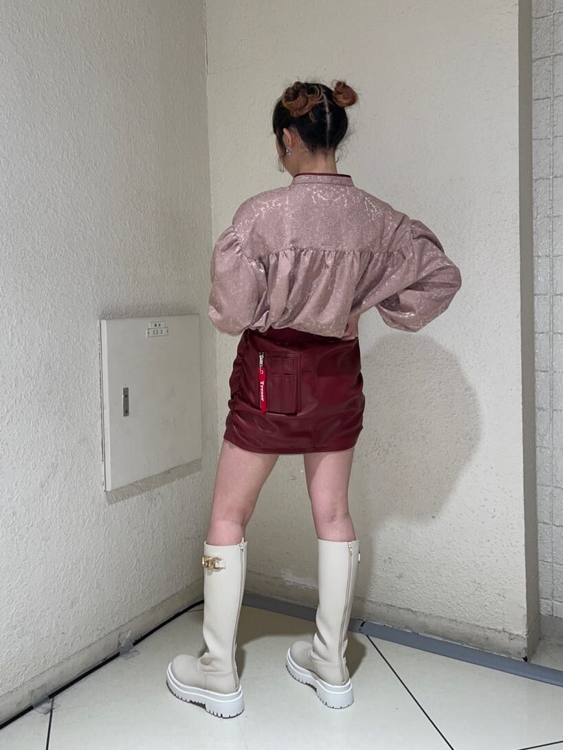 レッド系のスカート、ピンク系のシャツ/ブラウス、ホワイト系のブーツを着用したレディースの冬コーディネートの2枚目の写真