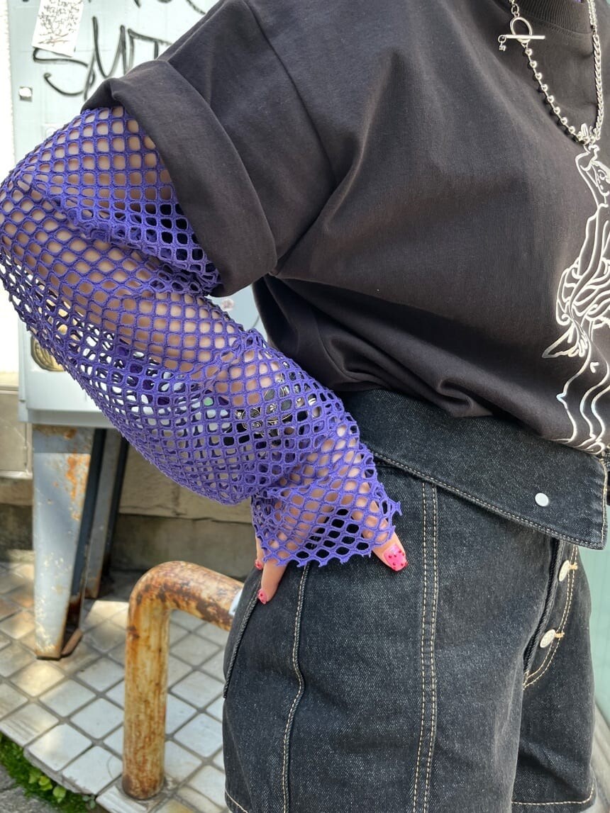 ブラック系のTシャツ/カットソー、ブラック系のブーツ、ブラック系のデニムパンツを着用したレディースの春コーディネートの6枚目の写真