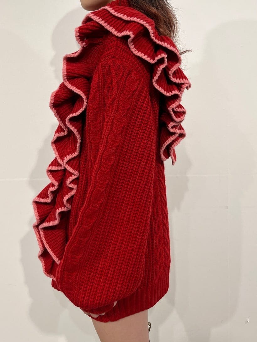 レッド系のニット/セーターを着用したレディースの秋コーディネートの6枚目の写真