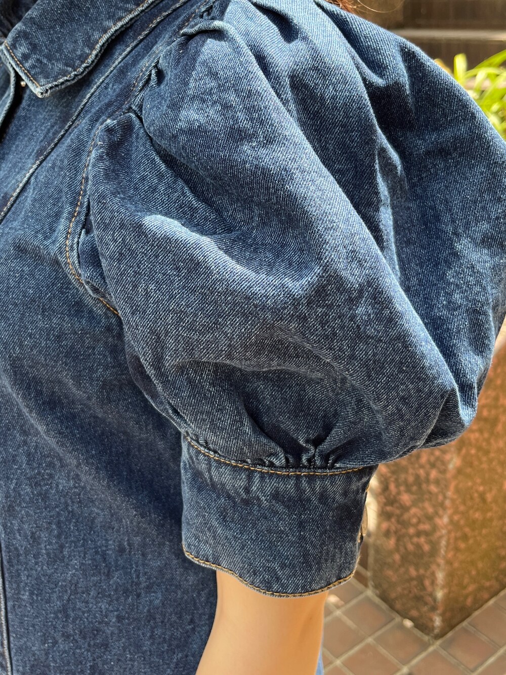 ホワイト系のショルダーバッグ、ブラック系のブーツ、ブルー系のワンピースを着用したレディースの春コーディネートの6枚目の写真