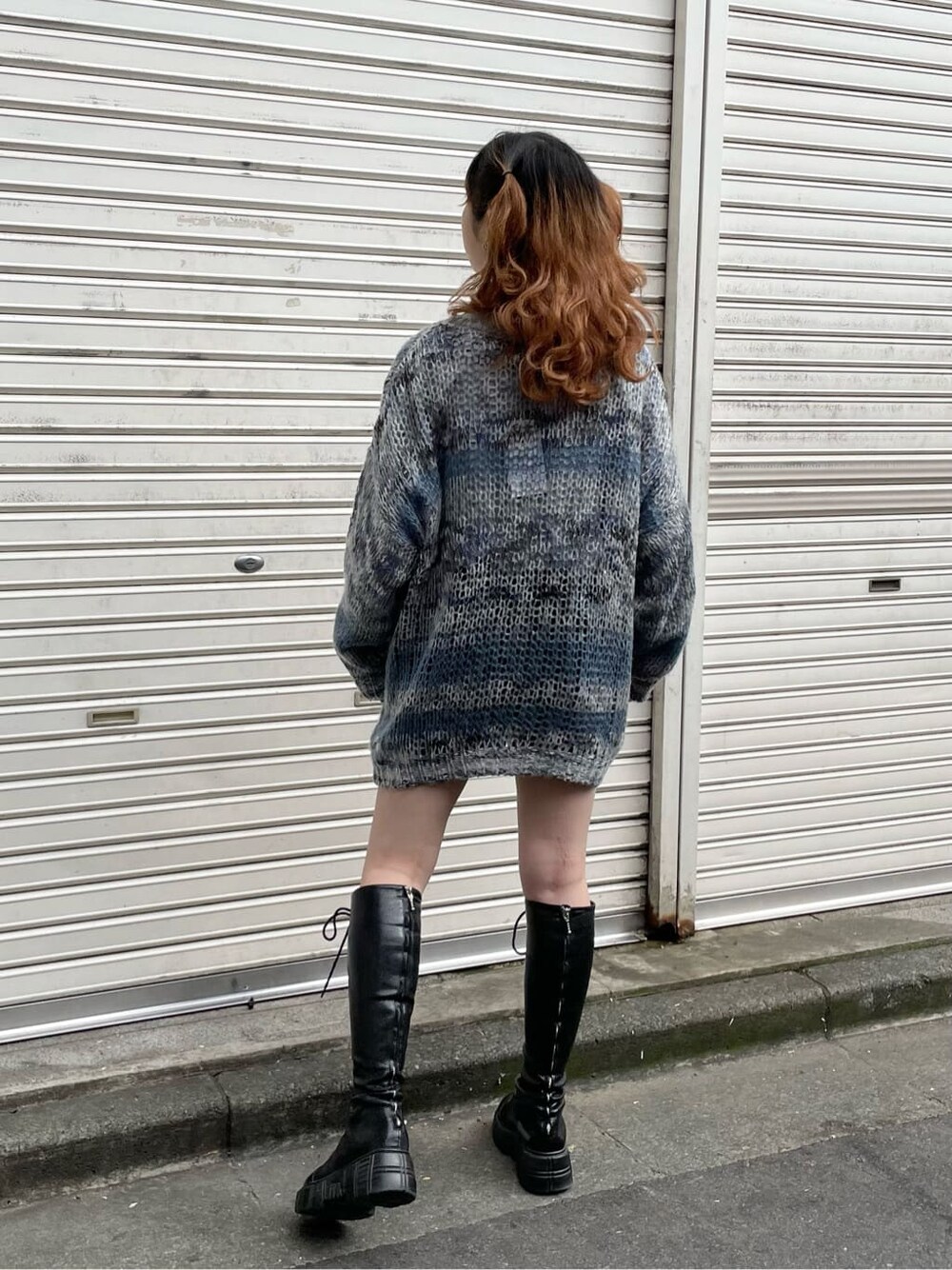 グレー系のシャツワンピース、グレー系のニット/セーターを着用したレディースの秋コーディネートの2枚目の写真