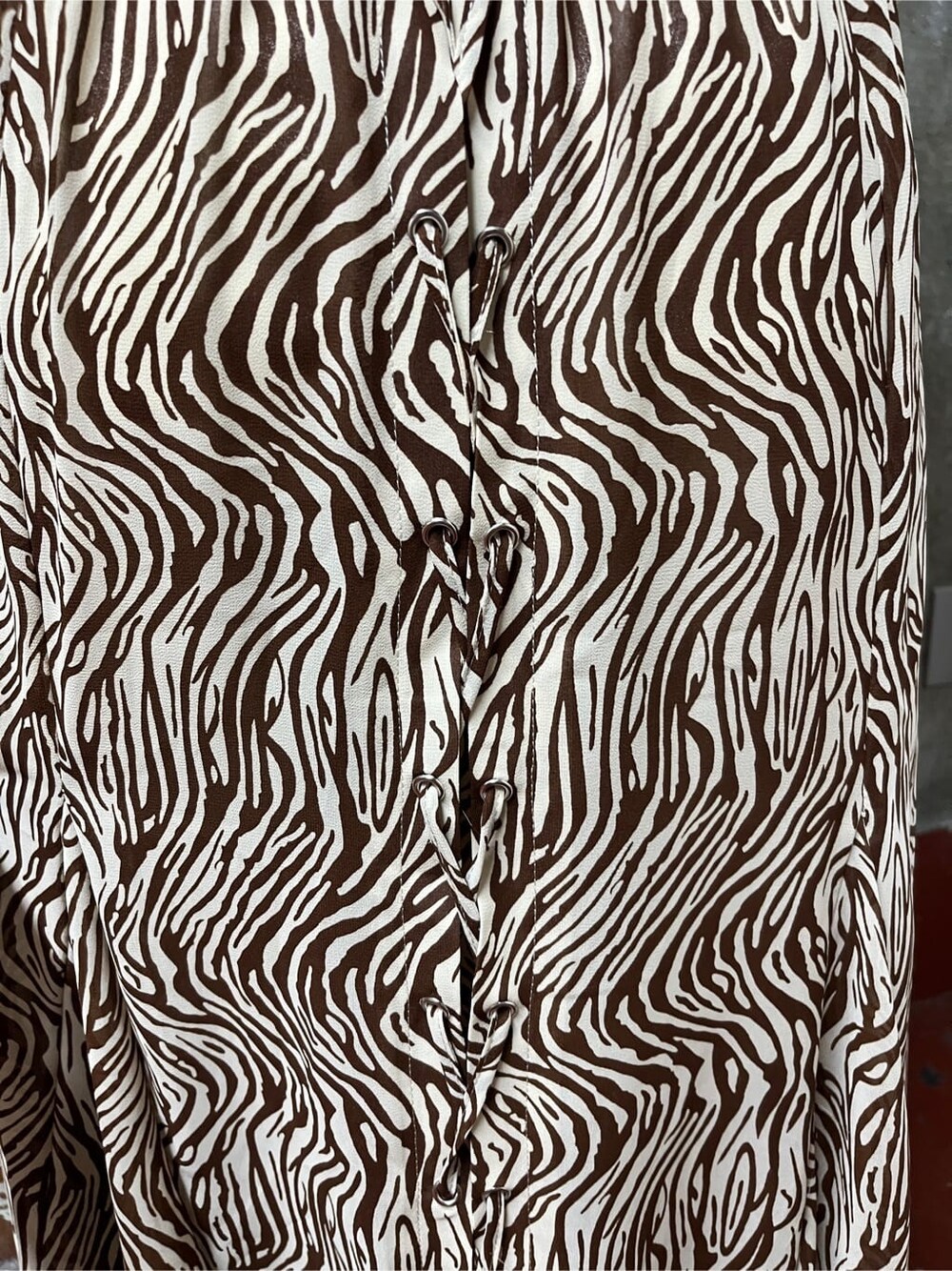 ブラック系のブーツ、ホワイト系のショルダーバッグ、その他のスカートを着用したレディースの春コーディネートの6枚目の写真