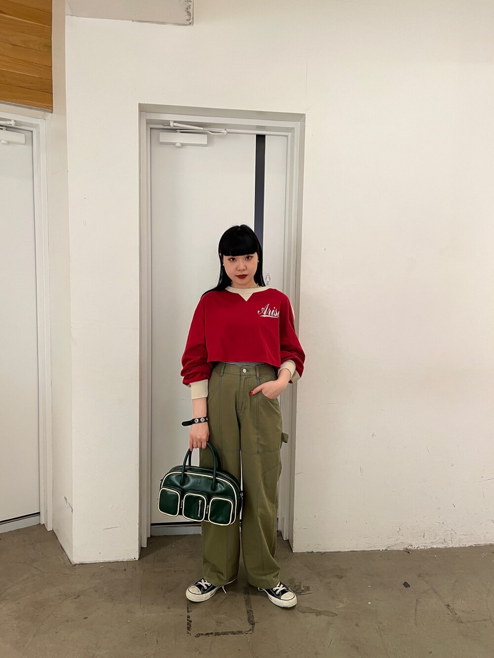 ブラック系のその他パンツ、レッド系のTシャツ/カットソーを着用したレディースの秋コーディネートの3枚目の写真