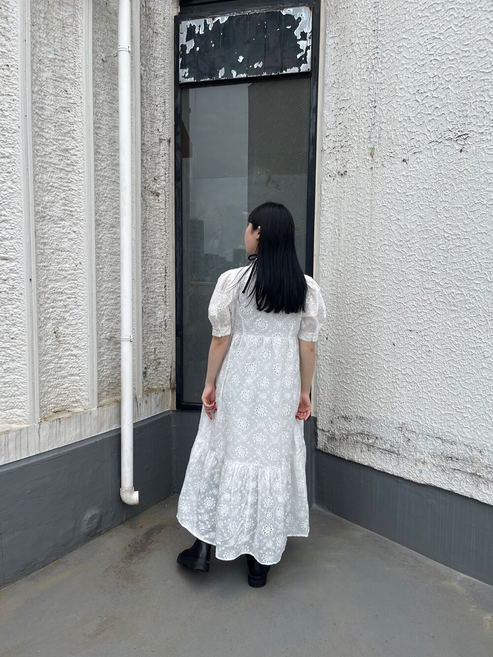 ホワイト系のワンピース、その他のキャミソール、ブラック系のブーツを着用したレディースの夏コーディネートの3枚目の写真