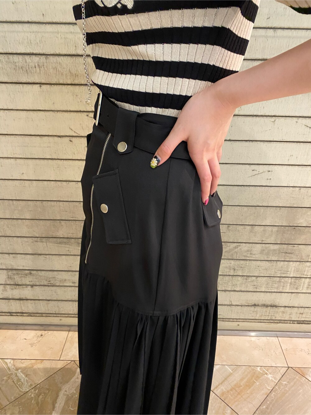 ブラック系のスカート、ブラック系のニット/セーターを着用したレディースの夏コーディネートの5枚目の写真