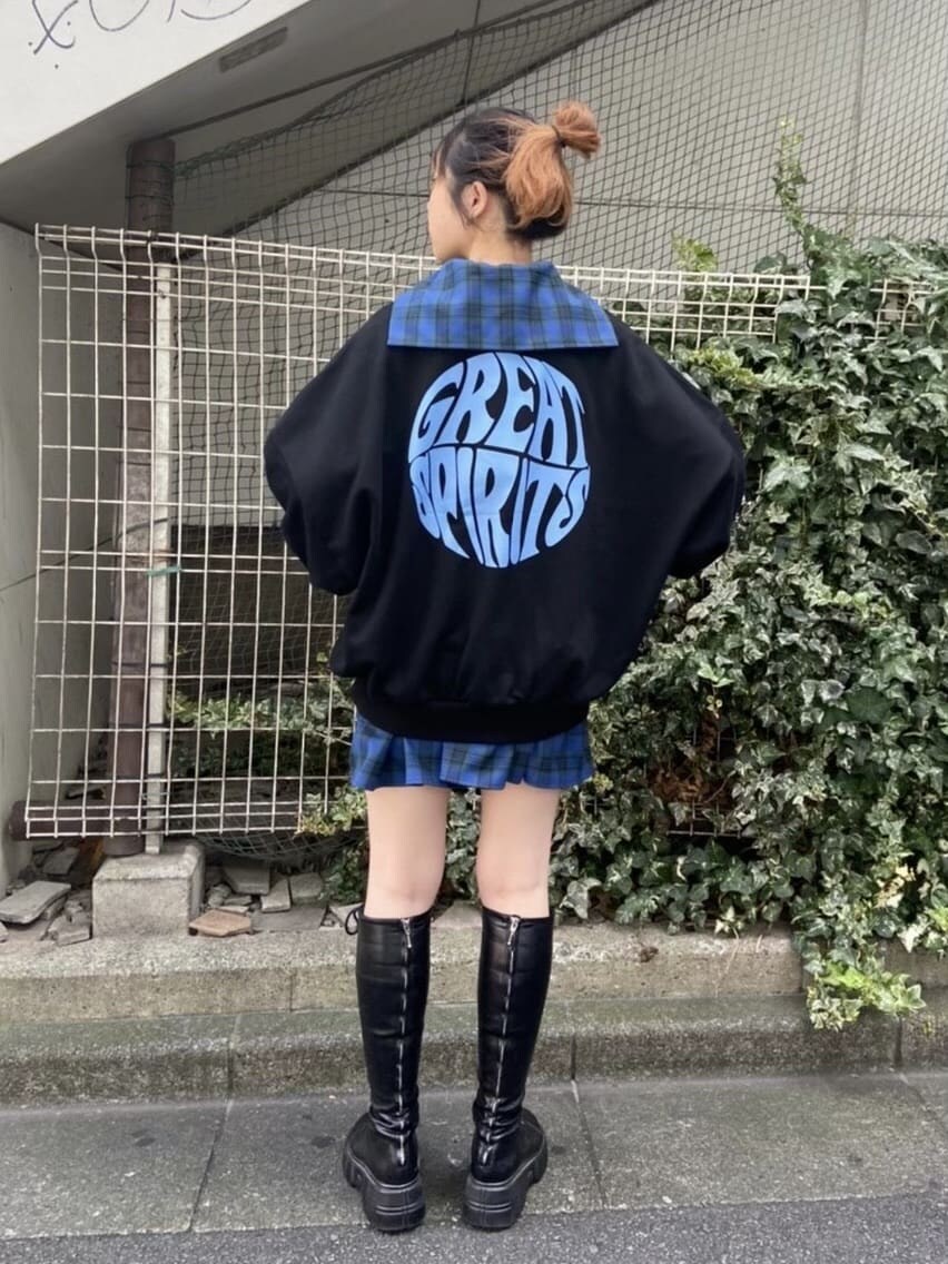 その他のシャツ/ブラウス、ブラック系のスウェットを着用したレディースの秋コーディネートの2枚目の写真