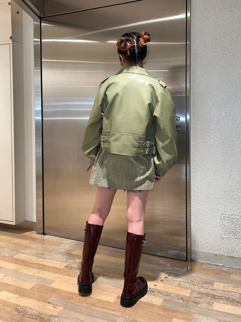 ブラック系のデニムパンツ、グリーン系のライダースジャケット、グリーン系のシャツ/ブラウスを着用したレディースの冬コーディネートの2枚目の写真