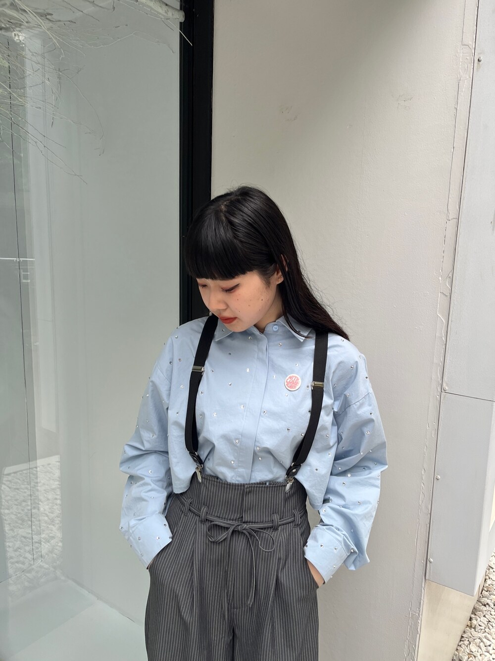 ブルー系のシャツ/ブラウス、ブラック系のその他シューズ、グレー系のその他パンツを着用したレディースの夏コーディネートの4枚目の写真