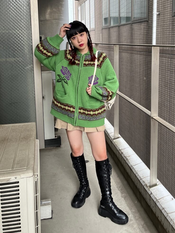 ブラック系のブーツ、ホワイト系のバックパック/リュック、ホワイト系のその他パンツを着用したレディースの夏コーディネートの2枚目の写真